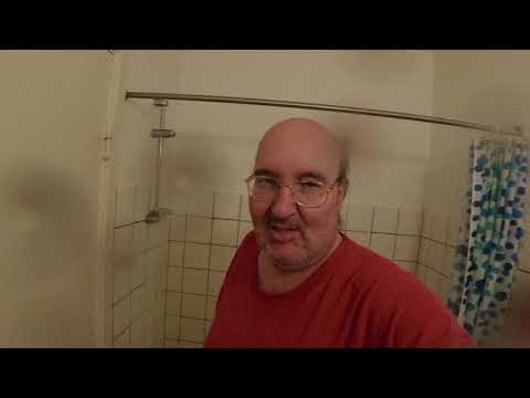 MongoTV_5717 - Del 4 - VASKER TØJ I BADEKAR - SKYLNING - Søndag 29.November 2020