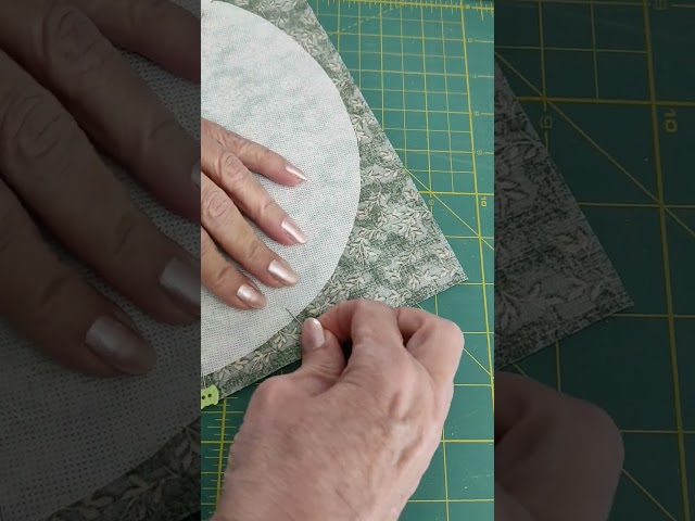 Vídeo relacionado con Patchwork japonés con diseños actuales: 41 proyectos con sus patrones (LABORES-PATCHWORK)