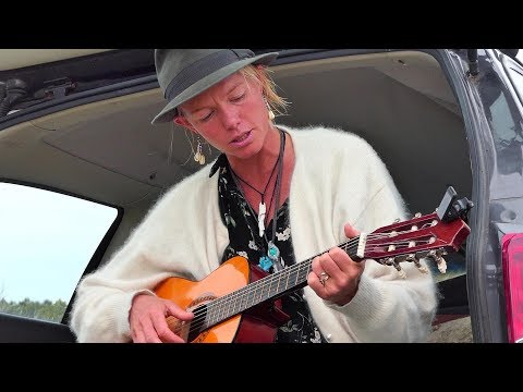 Tia Deighton - Queen of Style on the Longboard