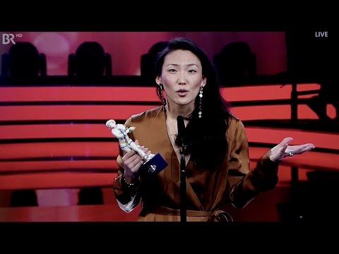 Uisenma Borchus Rede beim Bayerischer Filmpreis für SCHAU MICH NICHT SO AN