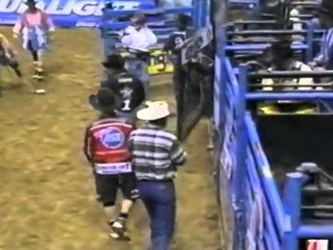 Adriano Moraes vs Juicy Fruit,2002 PBR St. Louis,MO.(Porrada)