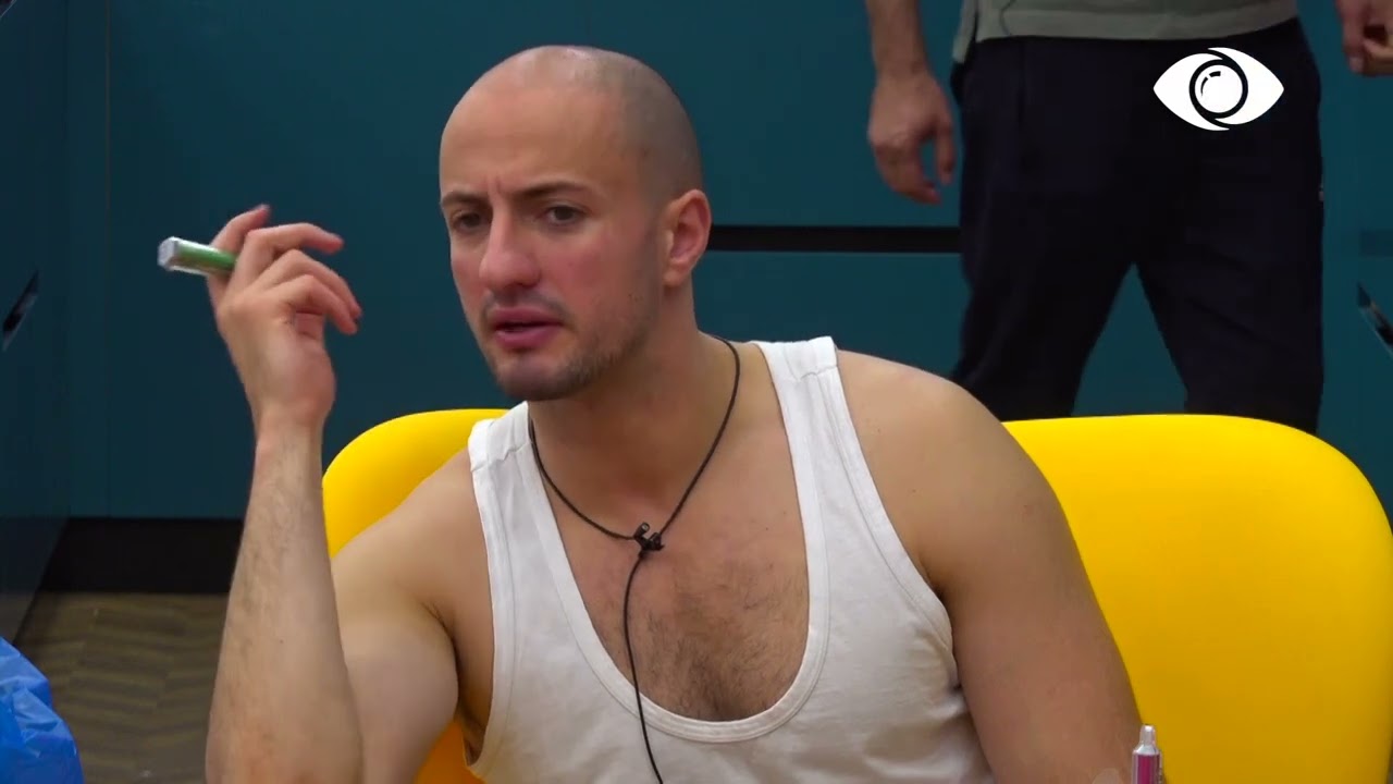 Pse Keisi i mban distancë Kristit, banorët diskutojnë arsyet