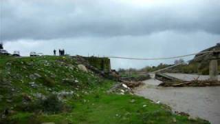 preview picture of video 'Maltempo: Ponte crollato sul Fiume Savuto in Calabria per pioggia abbondante.MOV'
