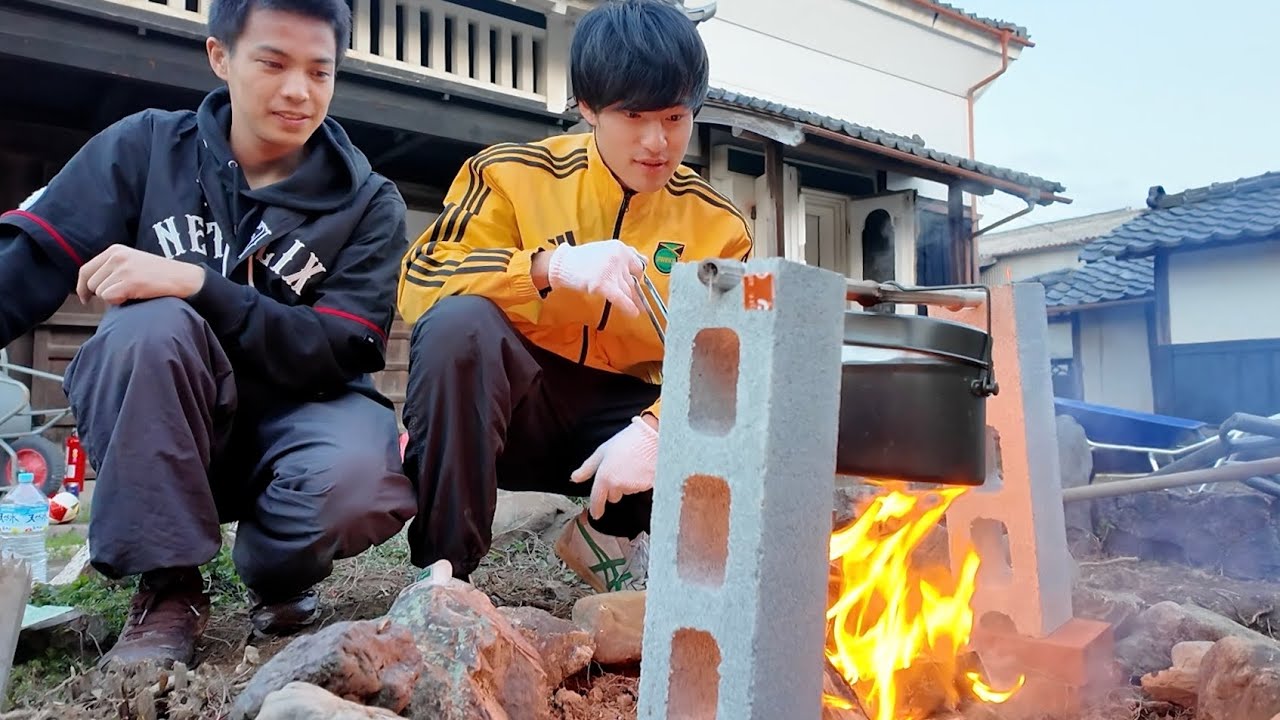 自宅の庭で朝から飯盒スイサンする城主。