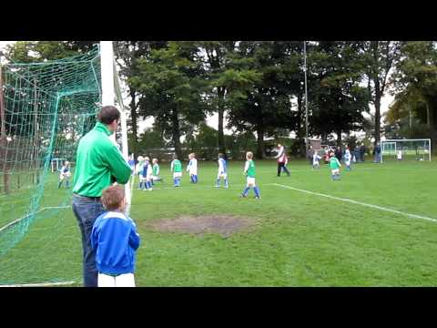 F7 SVS tegen F8 SVS - 3e doelpunt F7 door Tijn Linders (13 okt 2012)