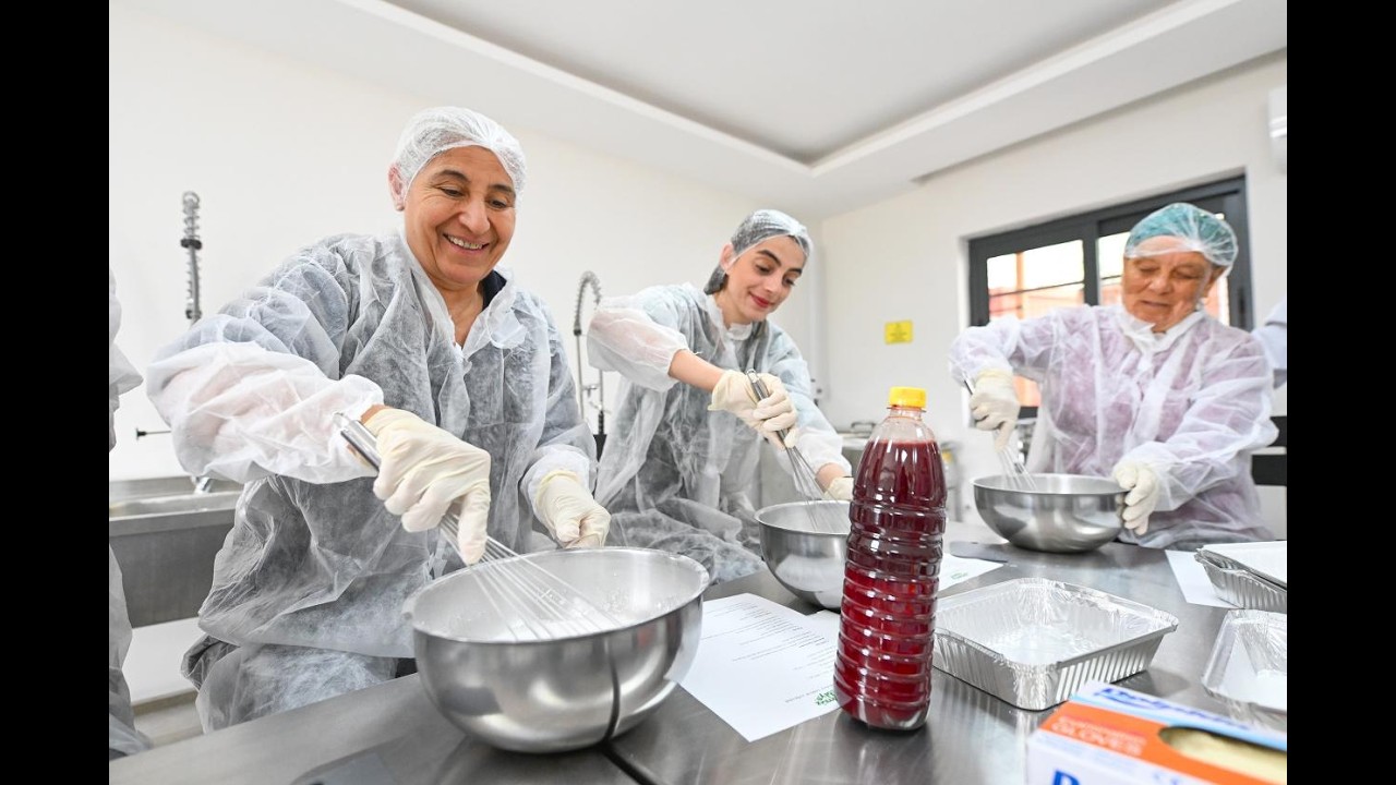 HAMZABEYLİ KÖYÜMÜZ ATÖLYE’DE, MERSİN KAN PORTAKALI İLE LOKUM BULUŞTURULDU