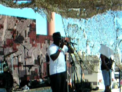 Danny Slapjazz Barber performs with the Loyd family at the Joshua Tree Music Festival 5/08