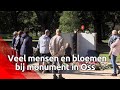 Veel bloemen en mensen bij herinneringsmonument in Oss
