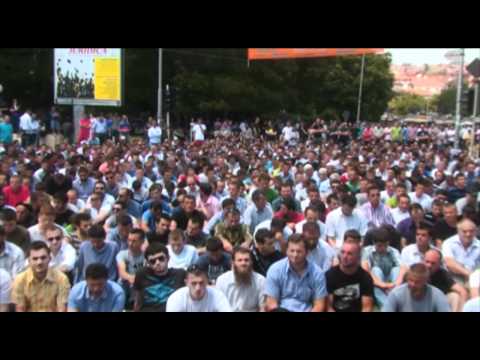 Falja e namazit të xhumasë në rrugë në shenjë proteste .. (Video HD : 17.06.2011)
