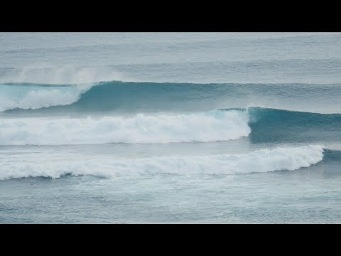 Uluwatu Surfing - Big waves at Low Tide