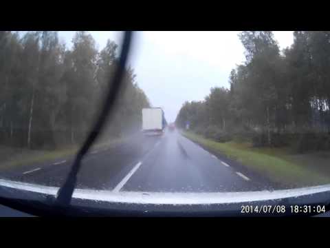 Polskie drogi - Kierowca tira wyprzedza w ulewie  - Szeryf dróg odc.4