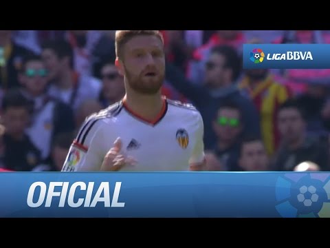 Remate forzado de Mustafi con la derecha que sale desviado