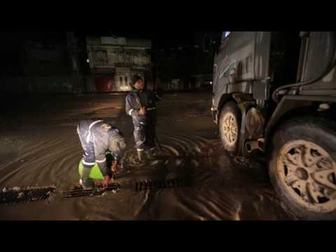 أعمال طواقم بلدية غزة في تسليك مصافي مياه الأمطار