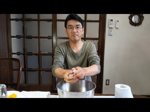 京都文教短期大学 幼児教育学科　保育のための造形　授業テーマ／身近な素材で遊ぶ（トイレットペーパー粘土）「②粘土を作る」