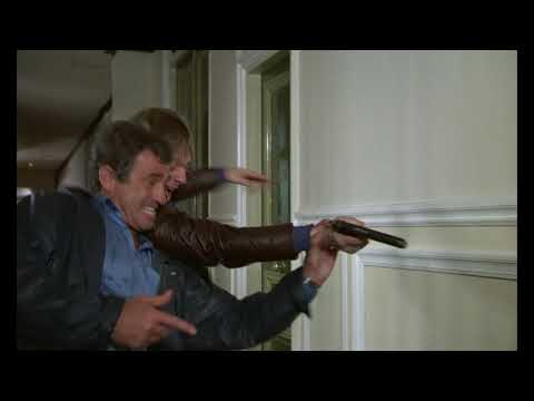 Profesionál - Belmondo si podá dva policajty.