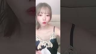 【TikTok】胸元危険。