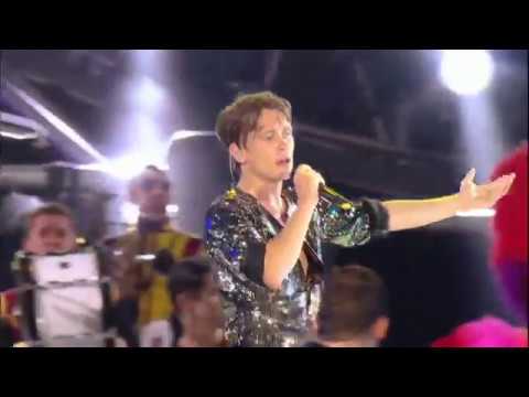 Hold Up a Light - Take That (The Circus Live 2009) HD