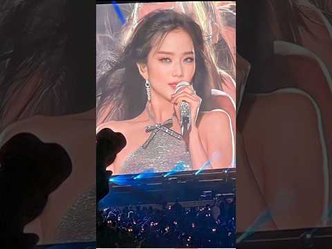 Jisoo always slays on big screen .#blackpink #jisoo #jennie #lisa #rosé