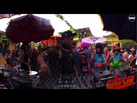 Richy Ahmed plays "Christian Nielsen - Bringing Back The Funk"