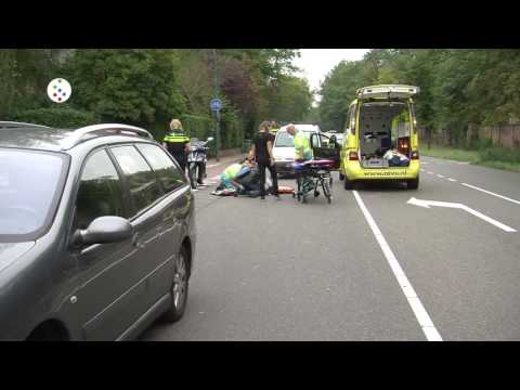 Oog op De Bilt - Auto rijdt scooter aan op Soestdijkseweg Zuid