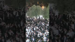 ריקודים סוערים במוצאי חג השבועות בקבר דוד המלך בהר ציון עם אברימי לונגר, רפי שטיין, ואברומי בלטי