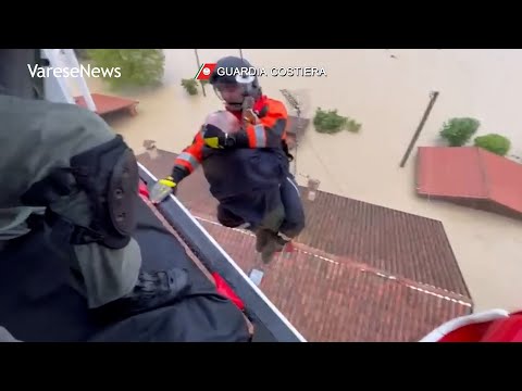 Alluvione Emilia Romagna, l’elicottero della Guardia Costiera salva due anziani su un tetto