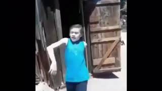 пацан выходит из туалета как шрек