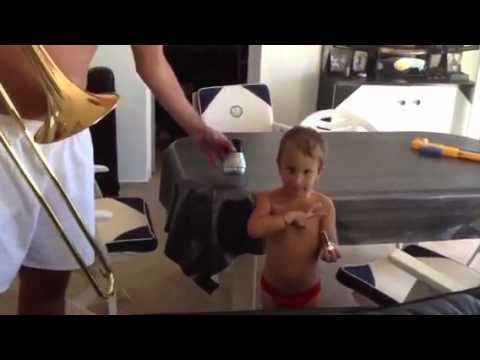 Yoan apprend a jouer au trombone