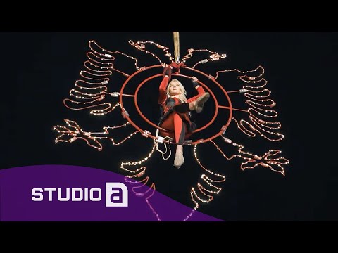 Një Shqiponjë në mes të sheshit, akrobatja dhuron spektakël në Prishtinë