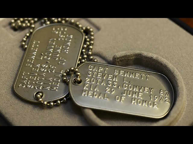 Vídeo relacionado con Grabado Personalizado X-Large Simple Básico Cool Hombres Identificación Militar Ejército Dog Tag Collar Colgante Para Hombres Pulido Tono Plata Acero Inoxidable 24 Pulgadas Cadena De Bolas