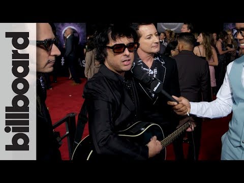 グリーン・デイ、即興レッドカーペットでのアコースティック・パフォーマンスを披露｜AMAs (Green Day Gives Impromptu Red Carpet Acoustic Performance | AMAs)