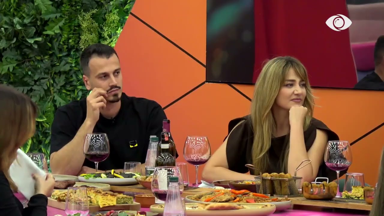 Më ka marrë malli të fle me gruan…/ Rogerti batuta gjatë darkës