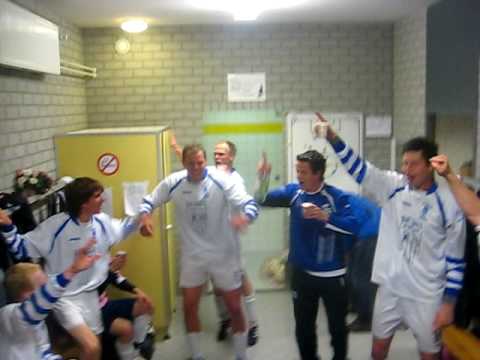 Feest in kleedkamer na promotie Woudia 1