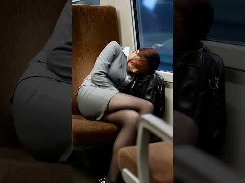 電車の中で熟睡しているOL