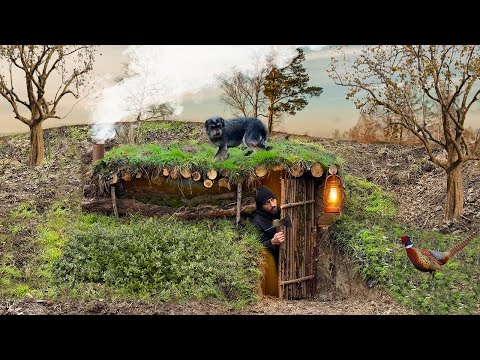 Bau eines warmen und gemütlichen Unterstandes zum Überleben. Unterstand aus Baumstämmen,