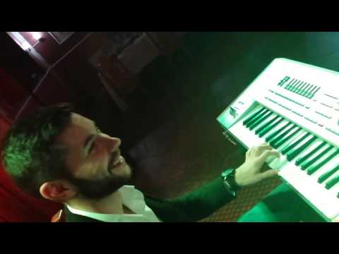 ATMOSFERA LA CASA PRAHOVEANA (Magicianul Alex la orga Formatia Magic Junior Ploiesti)3