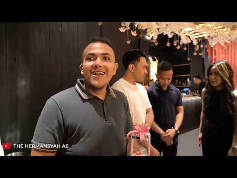 para sahabat beri kejutan di hari ulang tahun azriel