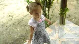 Rayanne canta pintinho amarelinho, atirei o pau no gato e motorista...