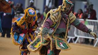 Intérpretes enmascarados llenan las calles de Porto-Novo en un festival de Benín