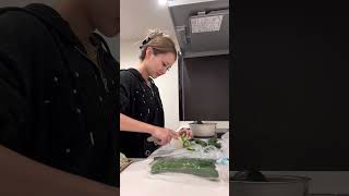 餃子作りは絶対一緒に作ってくれる優しい長女👧🏻💖 #cooking #小学生ママ #vlog #ナイトルーティン #日常