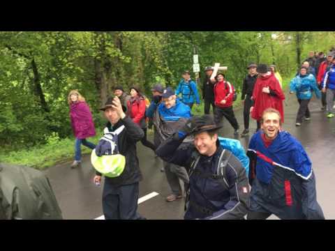 Wallfahrer auf dem Weg nach Altötting ziehen durch Pocking