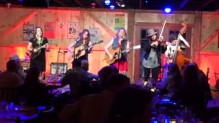 Della Mae 'Boston Town'