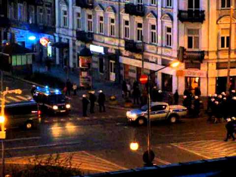 Derby Radomia 2010 i policyjna eskorta kibiców Broni po wygranym meczu.