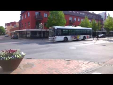 Stationsgatan i Borlänge. Buss kommer