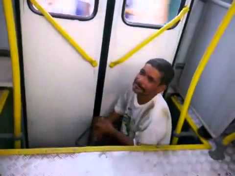 Bêbado cantando no ônibus
