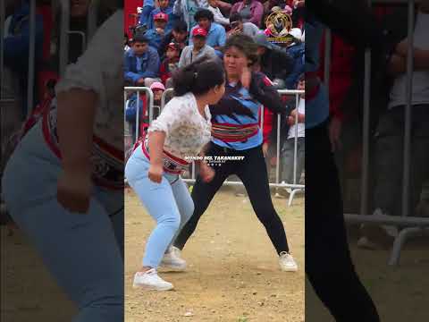 Sumilda Torres shows who's boss in the Takanakuy ring 💪🇵🇪 🔥 #customs #traditions #boxing