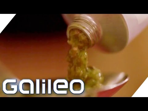 Astronauts eat food from a tube | Galileo Lunch Break