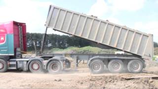 preview picture of video 'Scania 144 V8 Dumping Clay'