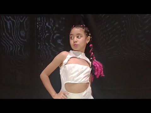 mi primera presentación de afro company soy la que tiene dos colitas rosa 💕los amo