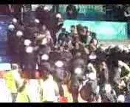 Tilburg Hooligans tegen ME op Vak E. Over en weer.